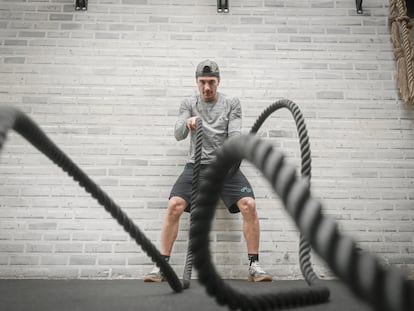 Maverick Viñales, piloto del Movistar Yamaha, se entrena en el gimnasio de su casa.