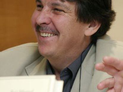 el poeta y editor Nicanor Vélez.