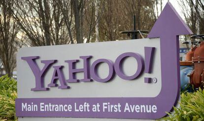 Imagen que muestra un cartel con el logotipo de Yahoo!.