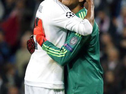 Keylor Navas se abraza con Cristiano Ronaldo