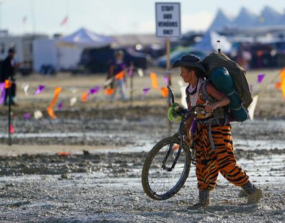Un participante en el festival Burning Man