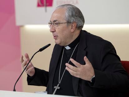 El secretario general de la Conferencia Episcopal Española, César García Magán, este viernes durante la conferencia de prensa tras la plenaria de los obispos para elegir a su presidente