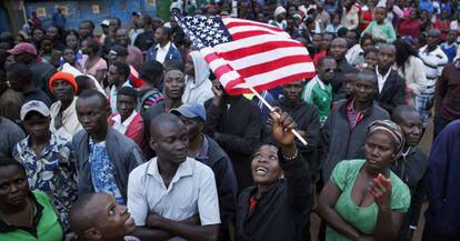 Ciutadans kenyans celebren la visita d'Obama a Nairobi, el divendres.