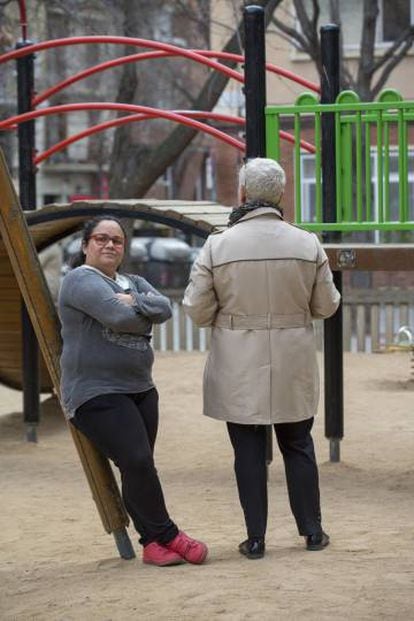 Mayuli A. Ahumada Herrera, de 41 años, y Carmen, de espaldas, de 60 años, en un parque de Barcelona.