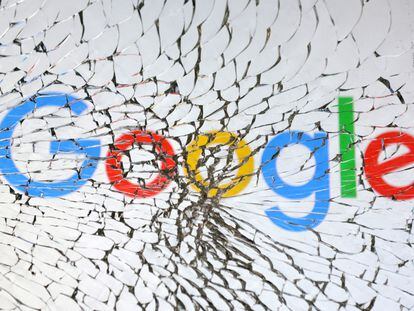 El logo de Google se ve a través de un montón de vidrios rotos.