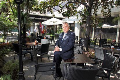 El presidente de los hoteleros de Madrid, Jesús Gatell, posa en la terraza del hotel Princesa.
