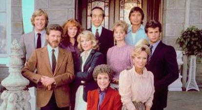 Todos los actores de la mítica 'Falcron crest' (1981-1990). Lamas está en la segunda fila, el primero por la derecha.