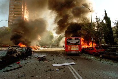 Coches ardiendo tras la explosión de un coche bomba de ETA, en la avenida de Badajoz de Madrid, que el 30 de octubre del 2000 asesinó al magistrado del Tribunal Supremo, José Francisco Querol Lombardero, a su chófer habitual, Armando Medina Sánchez  y a su escolta, el  policía Jesús Escudero García. El conductor del autobús de la EMT, Jesús Sánchez Martínez resultó herido de gravedad.