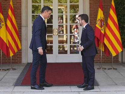 El presidente del Gobierno, Pedro Sánchez, recibe el presidente de la Generalitat, Pere Aragonés, en el palacio de La Moncloa.
