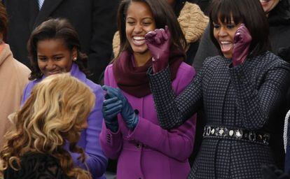 Michelle Obama junto a sus hijas en la actuaci&oacute;n de Beyonc&eacute; en el nombramiento del presidente de Estados Unidos. 