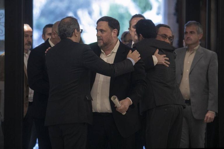 EL 'president' Quim Torra (izq.) abraza al líder de ERC, Oriol Junqueras, en el Parlament, en una imagen de archivo