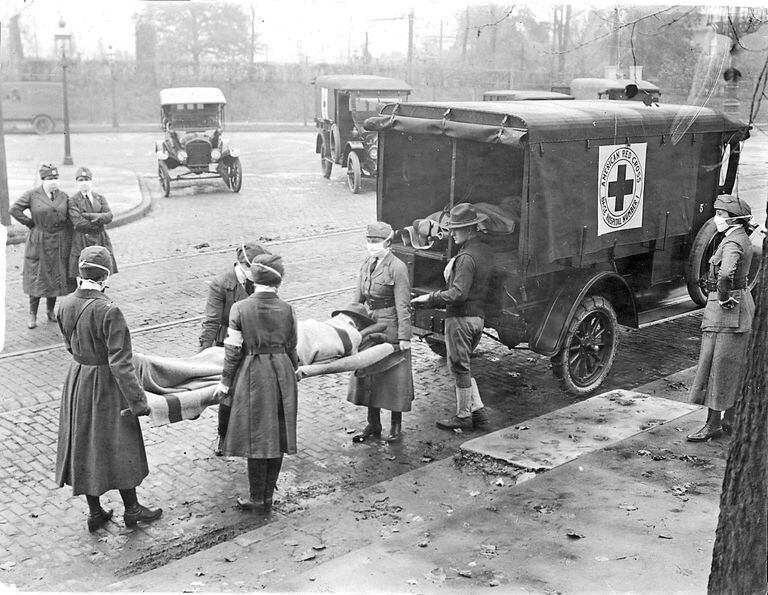 La Cruz Roja traslada a víctimas de la gripe de 1918 en San Luis (Missouri)