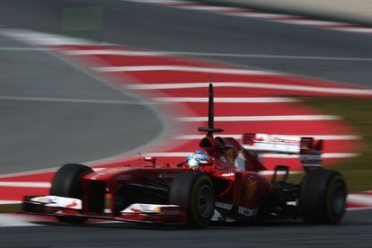 Fernando Alonso conduce su monoplaza de Ferrari, durante la tercera jornaa de entrenamientos en Montmeló.