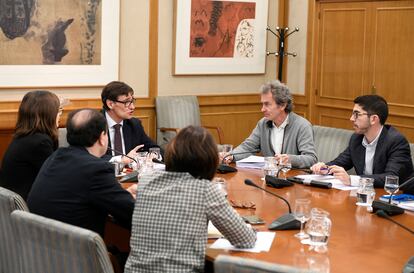 El ministro de Sanidad, Salvador Illa, junto al director del Centro de Coordinación de Alertas y Emergencias Sanitarias, Fernando Simón, durante una reunión del comité de seguimiento del coronavirus en febrero.