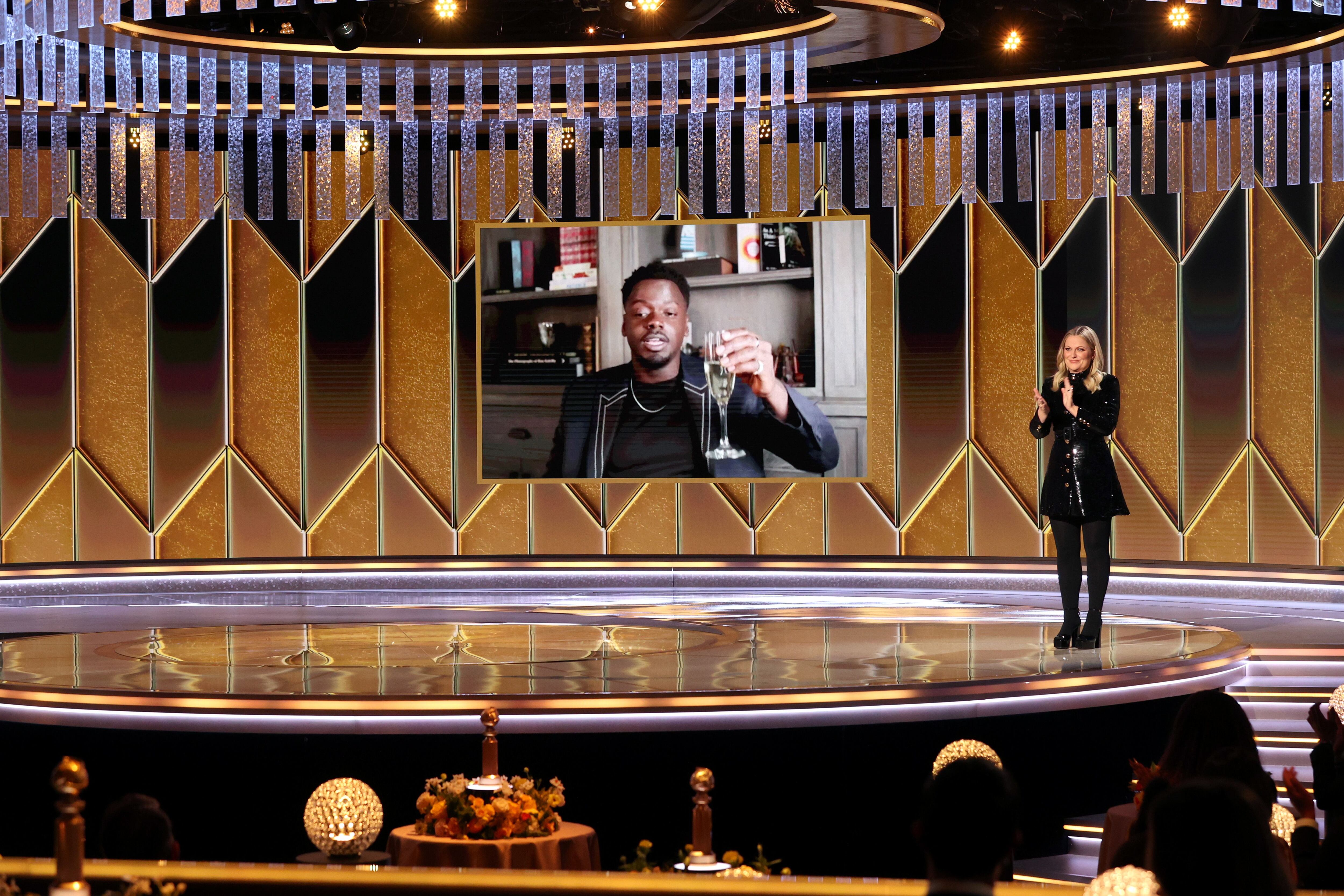 Amy Poehler 'entrega' a Daniel Kaluuya el premio a Mejor Actor de Reparto de Película en los Globos de Oro celebrados en el hotel Beverly Hilton de Los Ángeles el 28 de febrero.