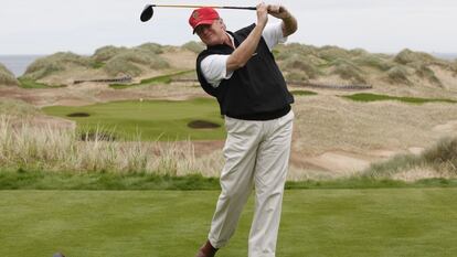 El multimillionario estadounidense Donald Trump jugando al golf en el campo que lleva su nombre en Aberdeen (Escocia), en 2014.