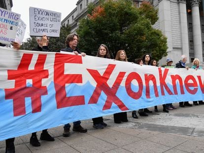 Un grupo de activistas protestan durante un juicio contra Exxon, frente al edificio del Tribunal Supremo del Estado de Nueva York, en octubre de 2019.