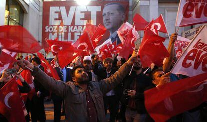 Seguidores de Erdogan celebran la victoria del 'sí' en el referéndum de este domingo en Turquía.