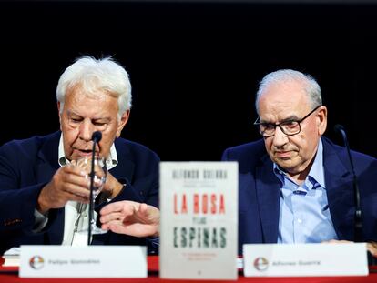 El expresidente del Gobierno Felipe González durante la presentación del libro 'La rosa y las espinas' del exvicepresidente del Gobierno Alfonso Guerra, este miércoles en Madrid.