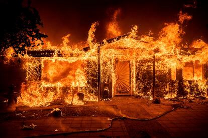 Las llamas engullían el sábado una casa del condado de Mariposa (California).