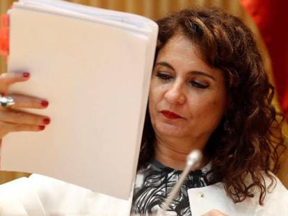 La ministra de Hacienda, Mar&iacute;a Jes&uacute;s Montero, comparece ante la comisi&oacute;n correspondiente del Congreso.