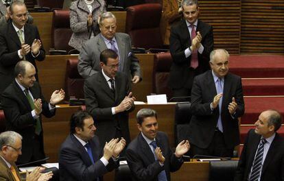 Camps aplaudido por la bancada popular en las Cortes Valencianas en 2011. El actual presidente, Alberto Fabra, arriba a la izquierda.