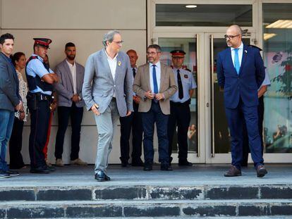 El presidente de la Generalitat, Quim Torra, visita la comisaría de los Mossos en Cornellà.