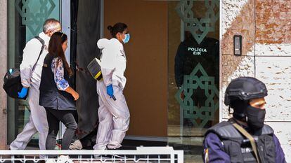 Agentes de policía llegan al Centro Ismaelita de Lisboa tras el ataque que causó dos víctimas mortales esta mañana.