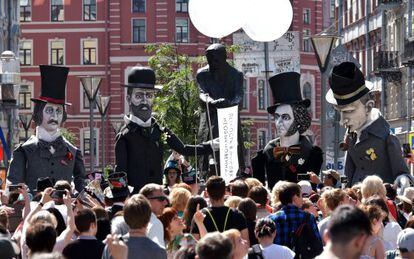Desfile de gigantes (G&oacute;gol, Dostoievski, Pushkin y Kharms), en San Petersburgo. 