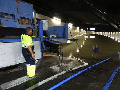 Un operario achica agua del túnel inundado en Marqués de Vadillo esta mañana.