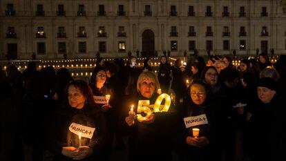 Mujeres participan este domingo en una vigilia en conmemoración de los 50 años del golpe de estado contra el gobierno democrático de Salvador Allende, en Santiago (Chile).
