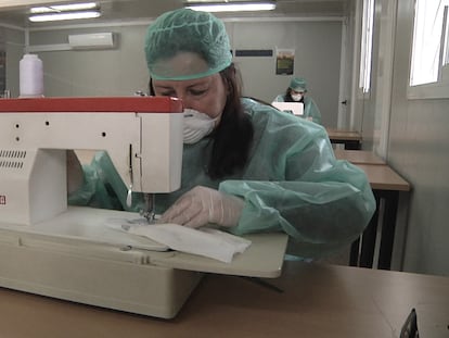 Trabajadora elaborando una de las mascarillas.