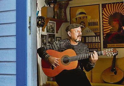 El cantante Javier Ruibal el año pasado en el estudio de su casa de El Puerto de Santa María, Cádiz.