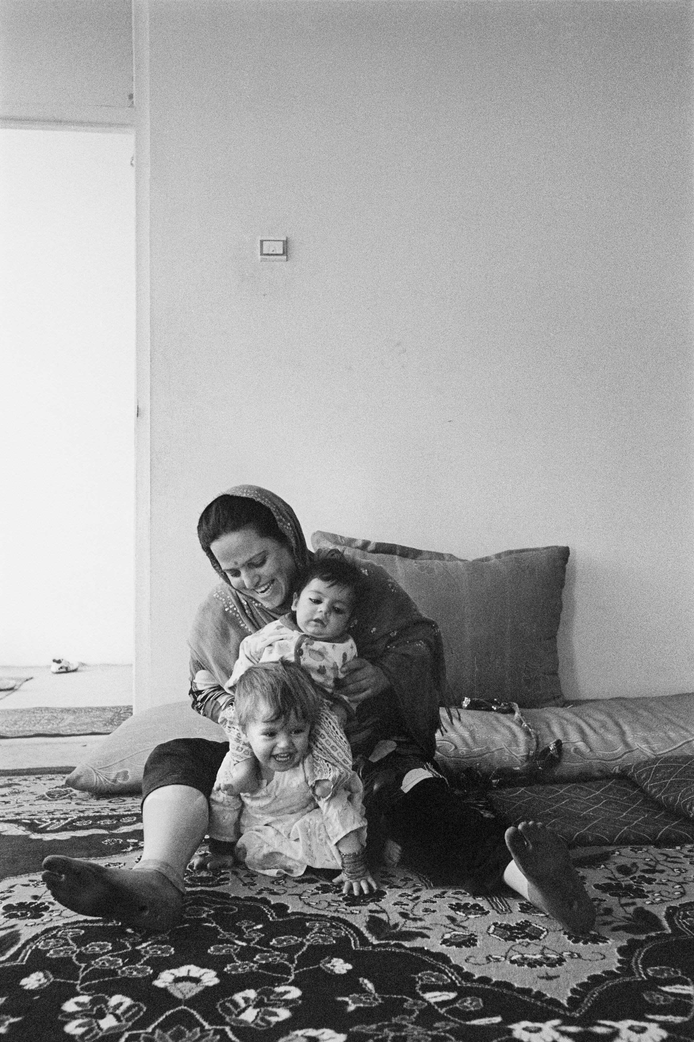 Zar Bibi, retratada en 2019 con su hija Aisha, de cinco años, y su hijo Bilal, de dos. 