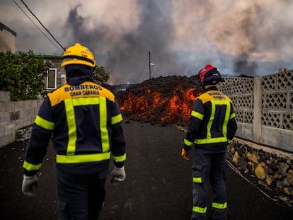 La lava amenaza la localidad de El Paraíso en el municipio de El Paso, tras la erupción volcánica en Cumbre Vieja.