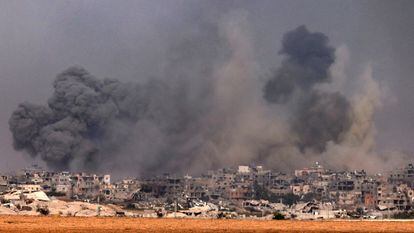 Una columna de humo, este domingo, tras un ataque de israelí al sur de  la Franja.