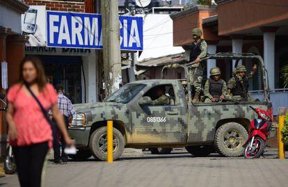 Soldados patrullan una calle en Coalcom&aacute;n (Michoac&aacute;n).