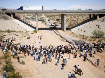 Milicianos a caballo se situan frente a los efectivos de la armada para exigirles que liberen las reses de Bundy.