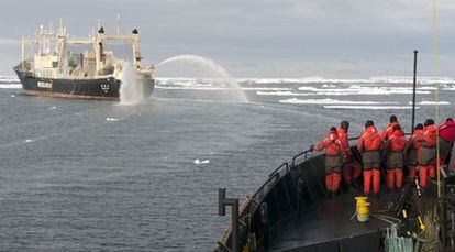 Los activistas de la organización Sea Sheperd observan al ballenero japonés Nisshin Maru en aguas del océano Antártico.