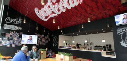 Interior del bar de la sede de Coca-Cola.