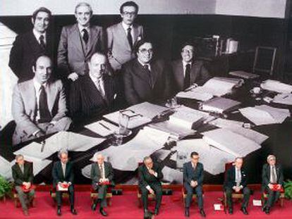 Los siete miembros de la ponencia que redactó el anteproyecto de la Constitución de 1978 en 200. En la imagen, de izquierda a derecha. Jordi Sole Tura, Miguel Roca, Jose Pedro Perez Llorca, Gregorio Peces Barba, Miguel Herrero de Miñon, Manuel Fraga y Gabriel Cisneros.