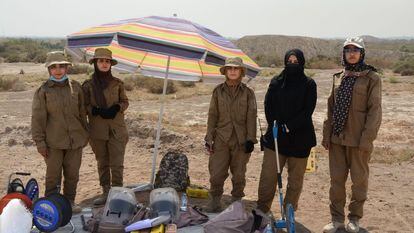 El equipo de mujeres que trabaja detectando explosivos en el sur de Iraq.