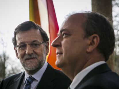 El presidente del Gobierno, Mariano Rajoy,  y el presidente de Extremadura, Jos&eacute; Antonio Monago.