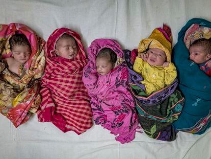 La media de nacimientos en el mundo es de 385.000 bebés cada día. La cuarta parte de ellos se criarán como indios o chinos. En la imagen, recién nacidos, en un hospital de la ciudad de Noida, en el Estadoindio de Uttar Pradesh.
