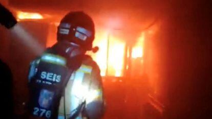 Los bomberos durante las labores de extinción del incendio en el interior de la discoteca de Murcia. 