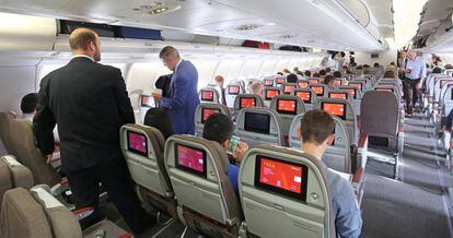 Un grupo de pasajeros en el interior de un avión de Iberia.