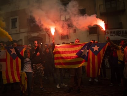 Un grupo de manifestantes independentistas, durante una protesta en Barcelona.