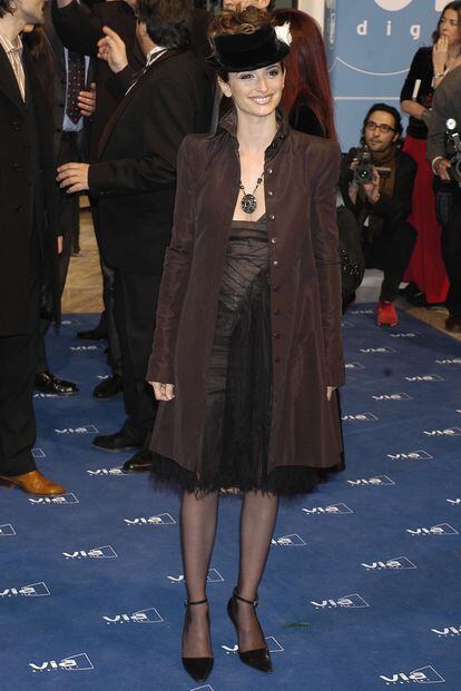 Una joven Penélope Cruz acudía a la gala de 2003 con total look de Chanel.