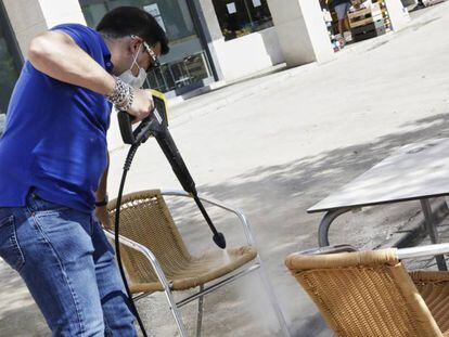 Un trabajador desinfecta la terraza de un restaurante en Madrid.