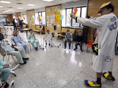 Un payaso act&uacute;a ante un grupo de ni&ntilde;os en el Hospital La Paz.